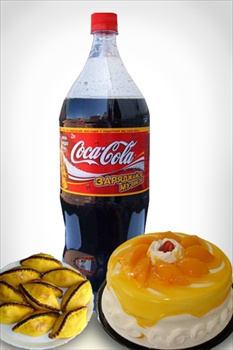 Canastas y Alimentos - Merienda  Celebracin: Pack Salteas + Coca Cola + Torta